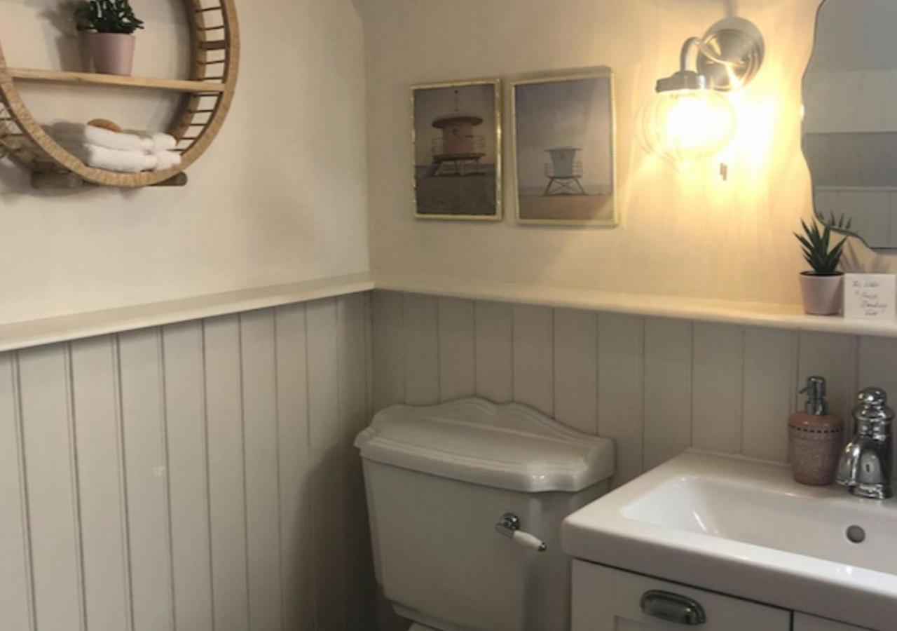 The Pink Cottage Upstairs Suite & Garden Summer Room Whitehead Eksteriør billede