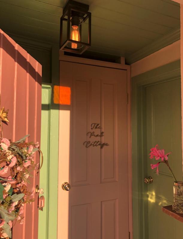 The Pink Cottage Upstairs Suite & Garden Summer Room Whitehead Eksteriør billede